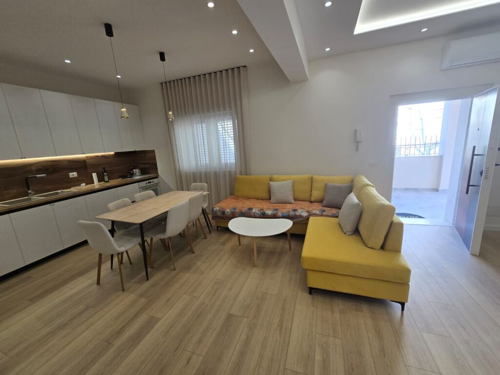 Casa indipendente in affitto a Rruga Jordan Misja, Tirana, 309 m²