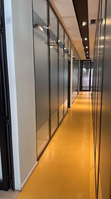 Zyrë me qera në Rruga Themistokli Gërmenji, Tiranë, 600 m². Foto 1 nga 9