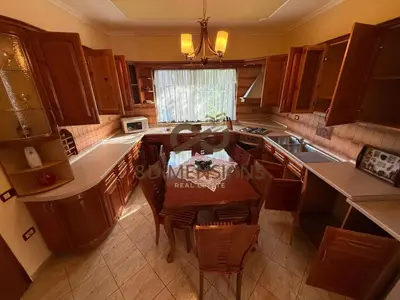 Vilë me qera në Kombinat, Tiranë, 230 m². Foto 3 nga 11