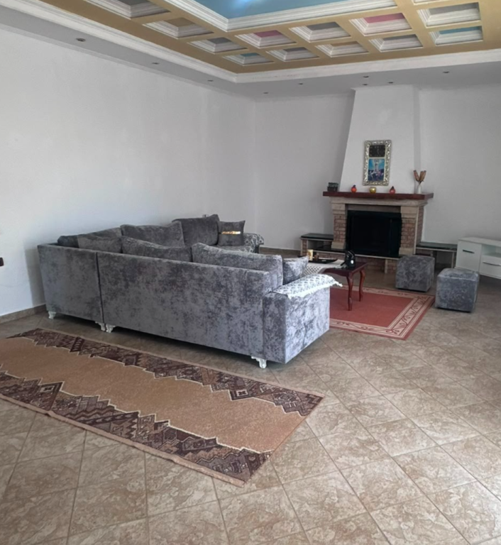 Apartament 2+1 me qera në Farmaci Ditë e Natë Nr. 071 -Ish-Parku i Autobusave, Tiranë, 138 m². Foto 1 nga 3
