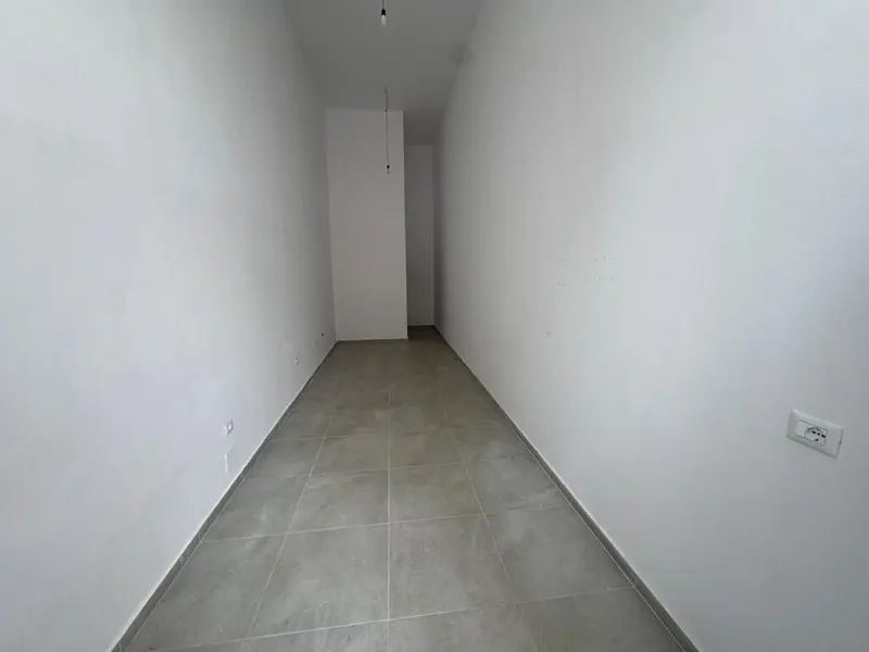 Ambient biznesi me qera në Tregu Elektrik, Tiranë, 30 m²