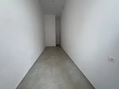 Locale commerciale in affitto a Tregu Elektrik, Tirana, 30 m². Foto 1 di 3