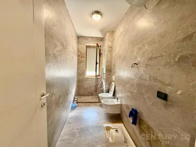 Office for rent in Rruga e Elbasanit, Tirana, 138 m². Photo 11 of 12