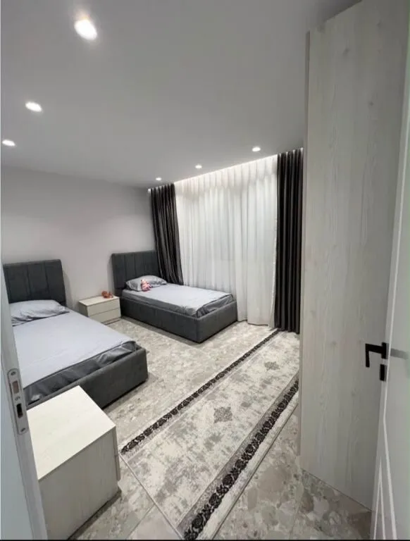 Shtëpi private 2+1 me qera në Xhamia Sauk i Vjetër, Tiranë, 70 m². Foto 1 nga 5