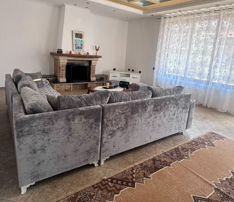 Apartament 2+1 me qera në Farmaci Ditë e Natë Nr. 071 -Ish-Parku i Autobusave, Tiranë, 138 m². Foto 2 nga 3