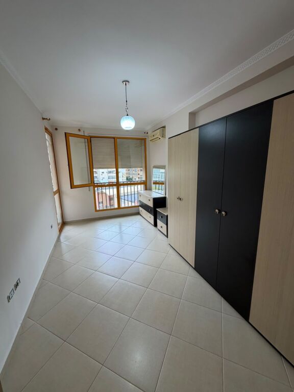 Appartamento 3+1 in affitto a Komuna e Parisit, Tirana, 120 m². Foto 1 di 3