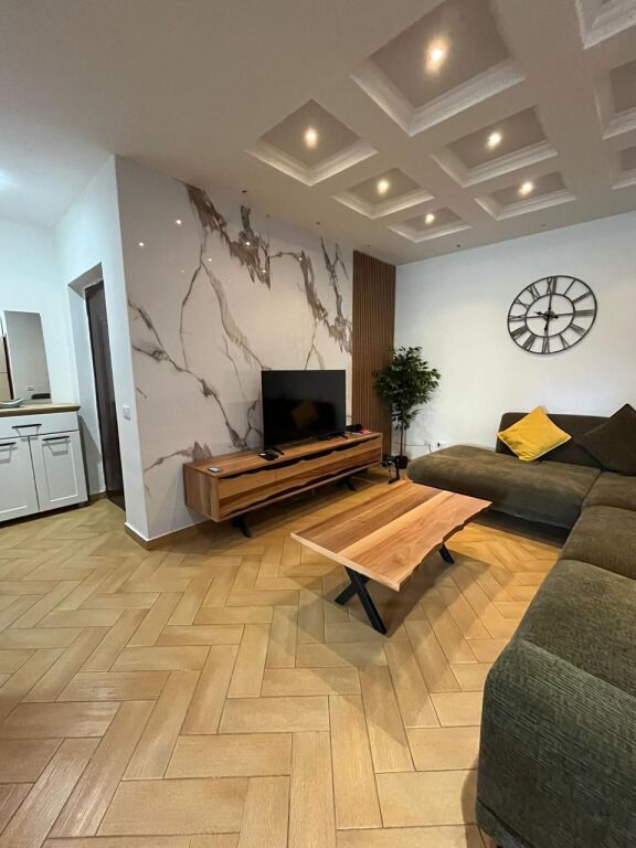 Apartament 2+1 me qera në Rruga e Barrikadave, Tiranë, 90 m²