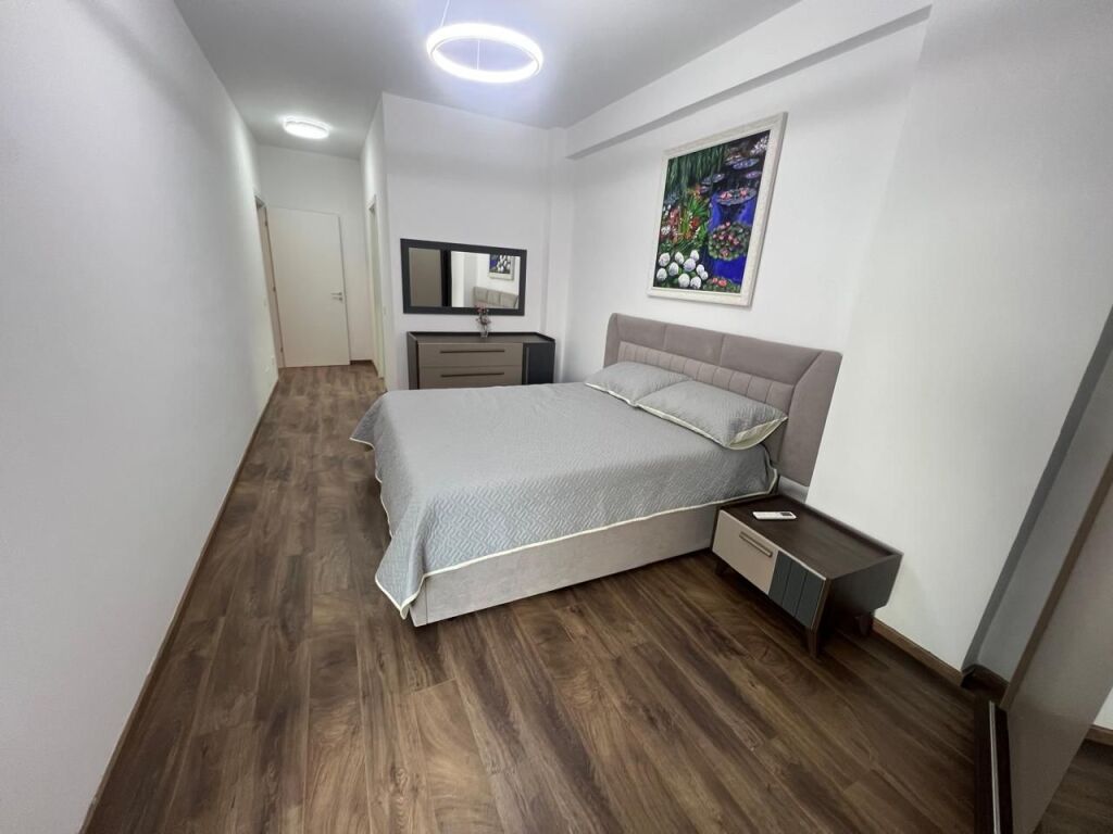 Apartament 2+1 me qera në Pazari i Ri, Tiranë, 105 m². Foto 2 nga 3