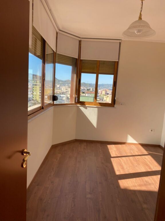 Zyrë me qera në Blloku, Tiranë, 140 m². Foto 2 nga 3