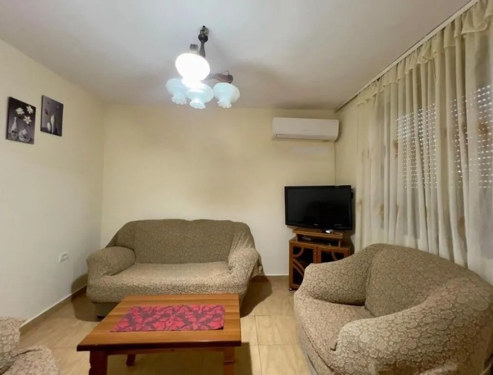 Appartamento 1+1 in affitto a Shkolla Andon Zako Cajupi, Tirana, 60 m². Foto 1 di 4