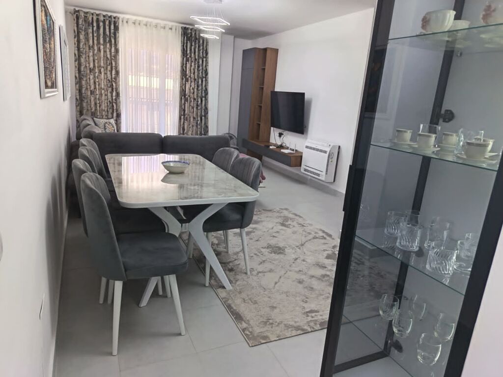 Apartament 3+1 me qera në Rruga 5 Maji, Tiranë, 110 m². Foto 1 nga 3