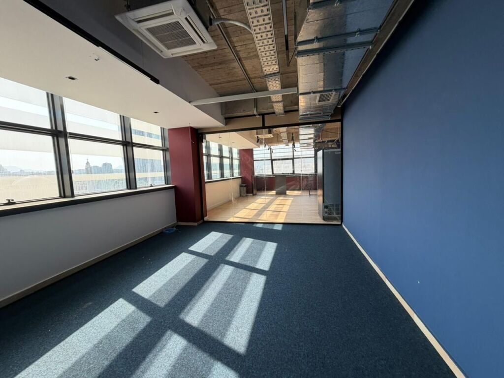 Office for rent in Sheshi Skënderbej, Tirana, 970 m². Photo 3 of 3