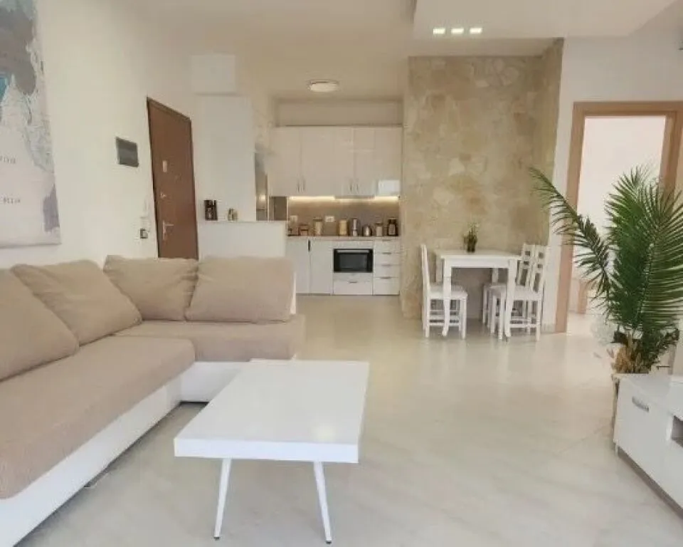 Apartament 3+1 me qera në Liqeni i Thatë, Tiranë, 100 m². Foto 1 nga 3