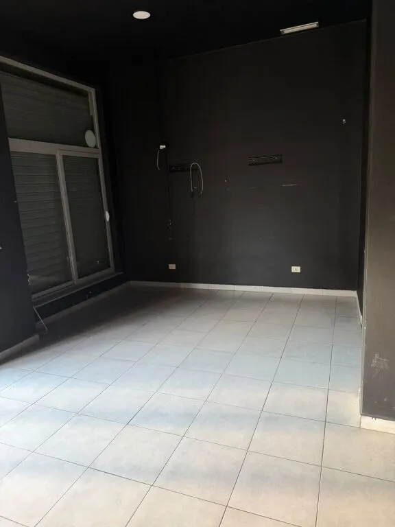 Locale commerciale in affitto a Spitali, Durazzo, 70 m². Foto 1 di 7