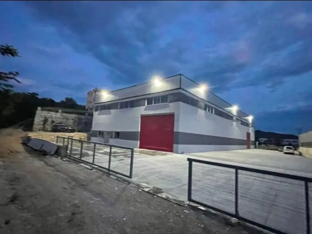 Warehouse for rent in Vorë, 2,568 m². Photo 1 of 1