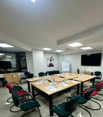 Office for rent in Bulevardi Deshmoret e Kombit, Tirana, 450 m². Photo 1 of 3