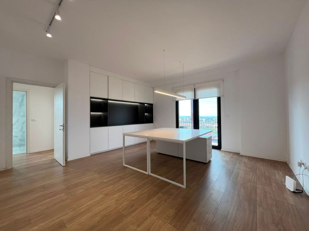 Appartamento 2+1 in affitto a Rruga e Kavajës, Tirana, 300 m². Foto 2 di 3