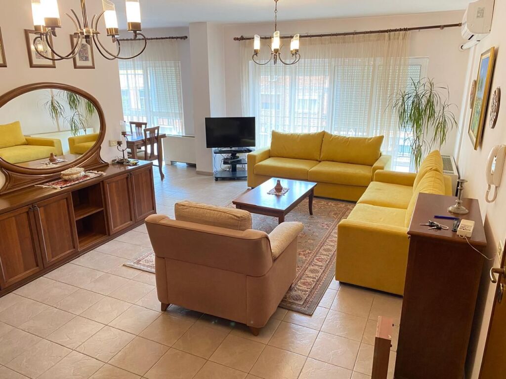 Apartament 3+1 me qera në Rruga e Elbasanit, Tiranë, 140 m². Foto 1 nga 3