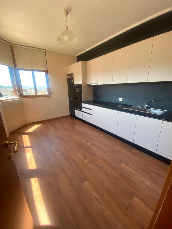 Apartament 3+1 me qera në Blloku, Tiranë, 150 m². Foto 1 nga 3
