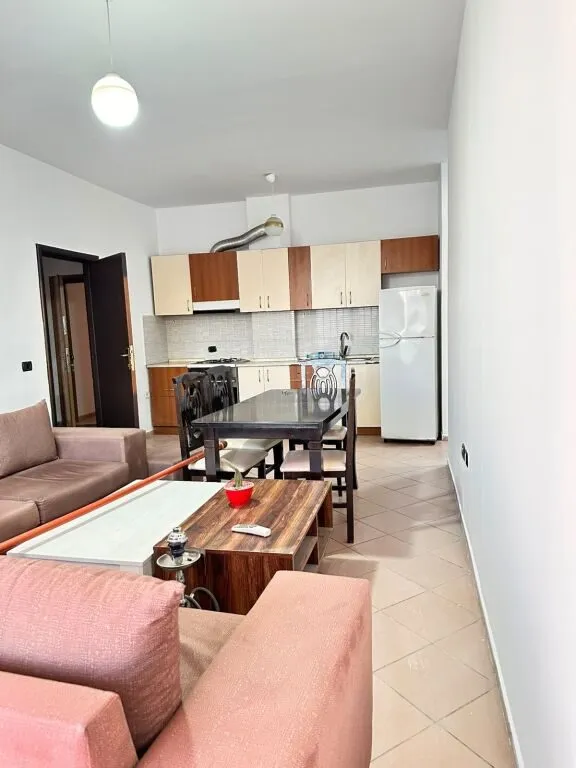 Apartament 2+1 me qera në Pallatet Cabej, Tiranë, 85 m². Foto 1 nga 5