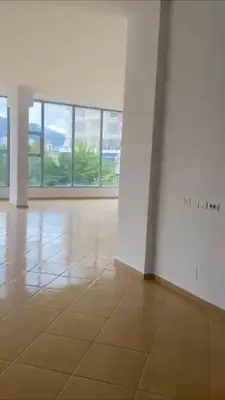 Locale commerciale in affitto a Klinika Bakaj, Valona, 174 m². Foto 2 di 3