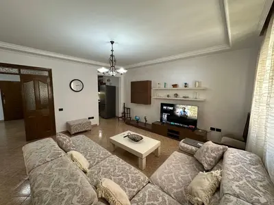Apartament 2+1 me qera në Myslym Shyri, Tiranë, 100 m². Foto 2 nga 8