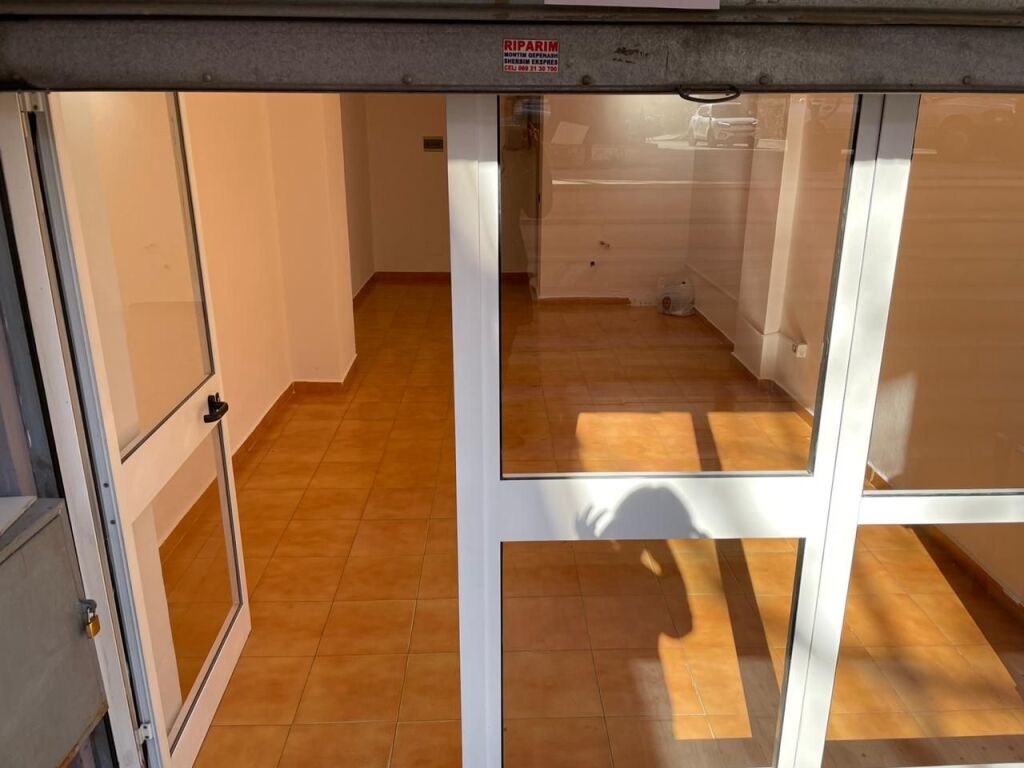 Negozio in affitto a Stadiumi Dinamo, Tirana, 37 m². Foto 2 di 3