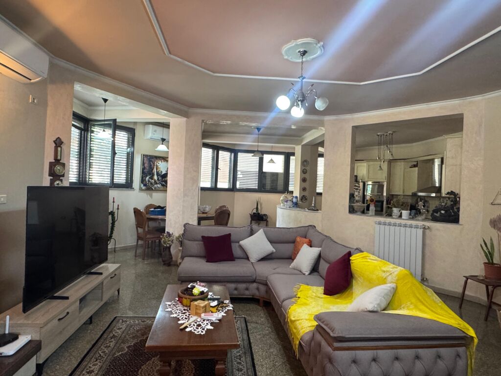 Vilë me qera në Vilat Gjermane, Tiranë, 1 020 m². Foto 1 nga 3
