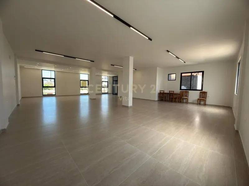 Ufficio in affitto a Tregu Industrial, Durazzo, 180 m²