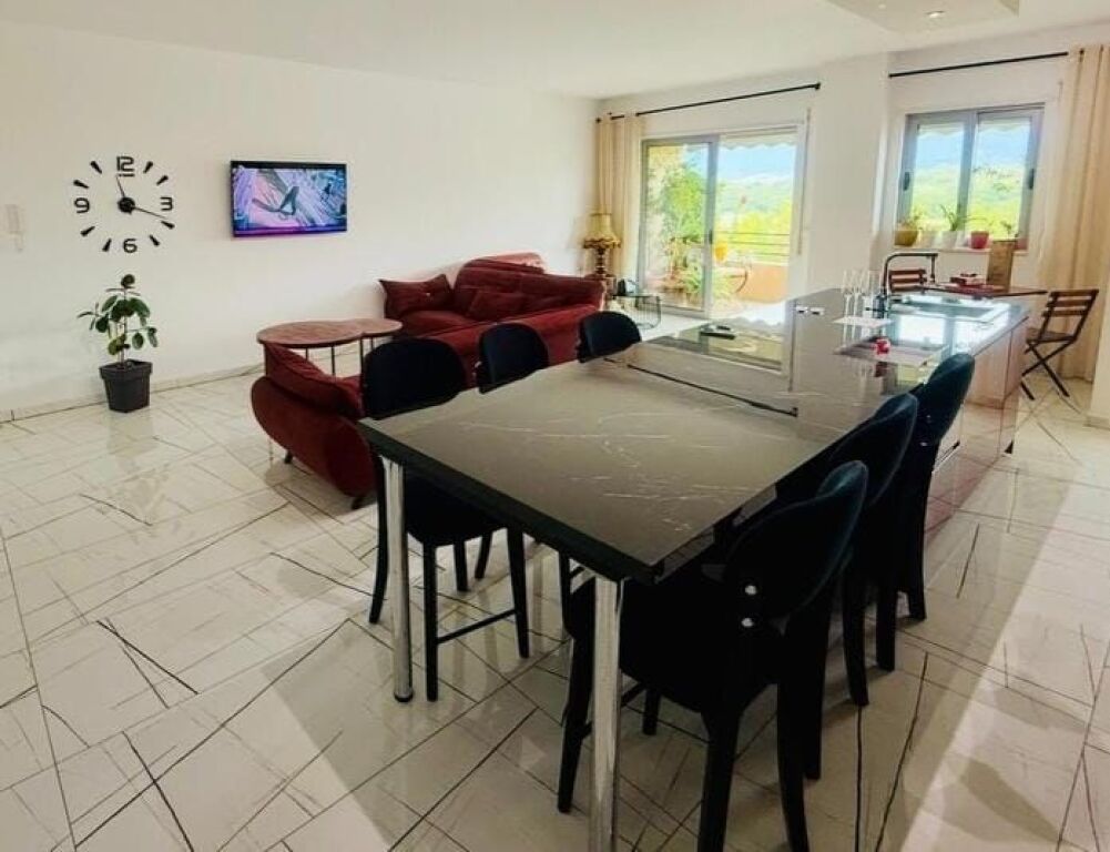 Apartament 2+1 me qera në Liqeni i Thatë, Tiranë, 137 m². Foto 1 nga 3
