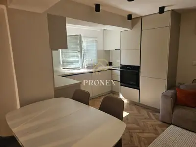 Apartament 2+1 me qera në Tregu Elektrik, Tiranë, 70 m². Foto 1 nga 9