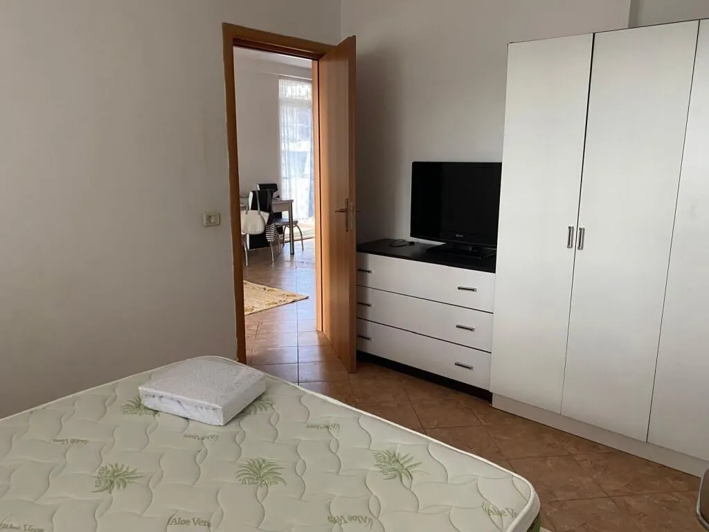 Apartament 1+1 me qera në Pazari i Ri, Tiranë, 90 m². Foto 1 nga 9