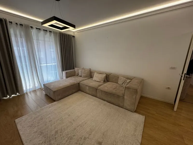 Apartament 3+1 me qera në Rruga e Kosovarëve, Tiranë, 150 m²
