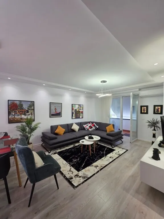 Apartament me qera në Liceu Artistik, Tiranë, 80 m². Foto 1 nga 4