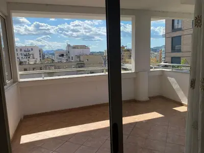 Apartament 1+1 me qera në Pazari i Ri, Tiranë, 90 m². Foto 3 nga 9