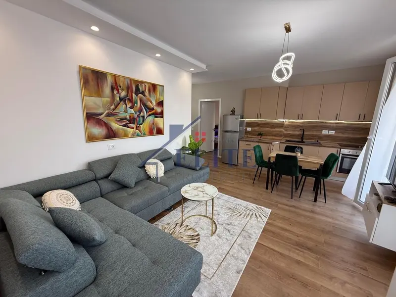 Appartamento 2+1 in affitto a Rruga e Barrikadave, Tirana, 103 m²