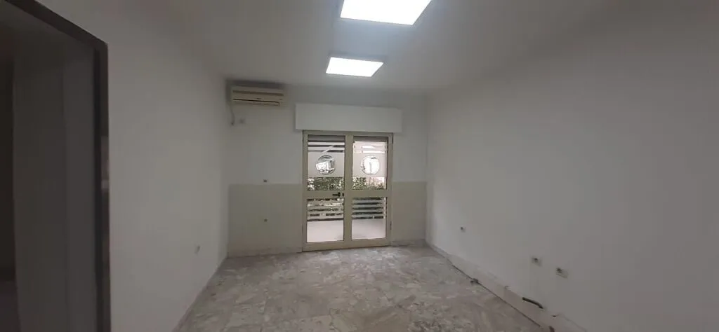 Ufficio in affitto a Gjykata e Rrethit, Tirana, 50 m². Foto 1 di 3