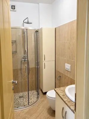 Apartament 2+1 me qera në Sheshi Skënderbej, Tiranë, 80 m². Foto 2 nga 12