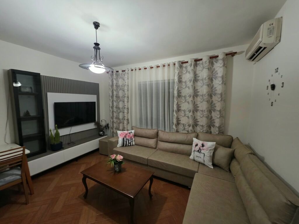 Appartamento 2+1 in affitto a Sheshi Skënderbej, Tirana, 100 m². Foto 1 di 3