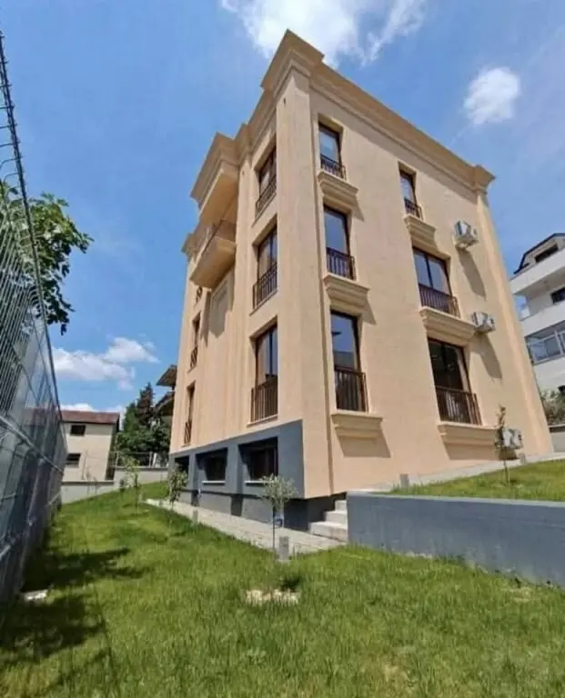 Vilë me qera në Rruga e Elbasanit, Tiranë, 360 m²