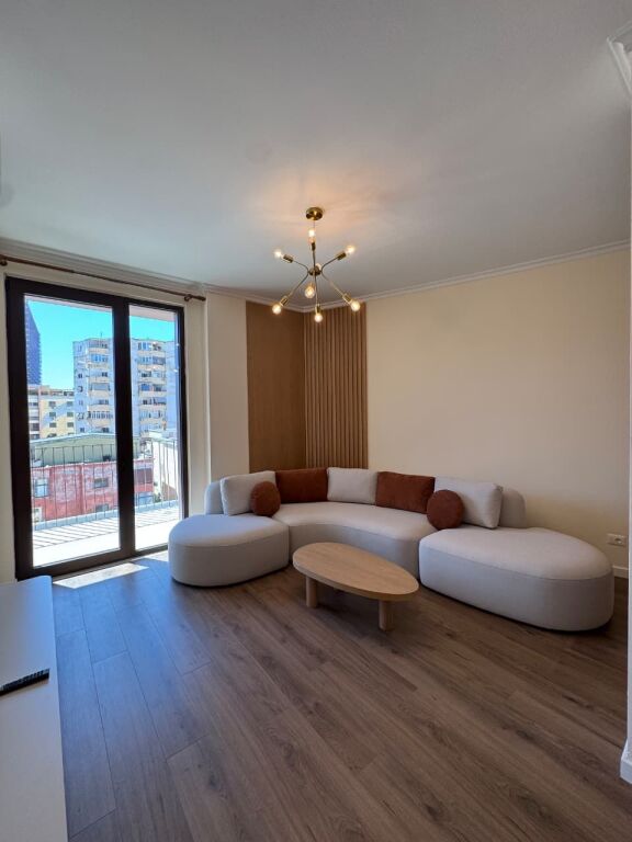 Apartament 2+1 me qera në Komuna e Parisit, Tiranë, 106 m². Foto 1 nga 3