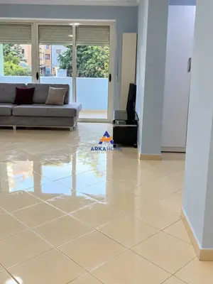 Apartament 1+1 me qera në Pallatet Cabej, Tiranë, 60 m². Foto 2 nga 5