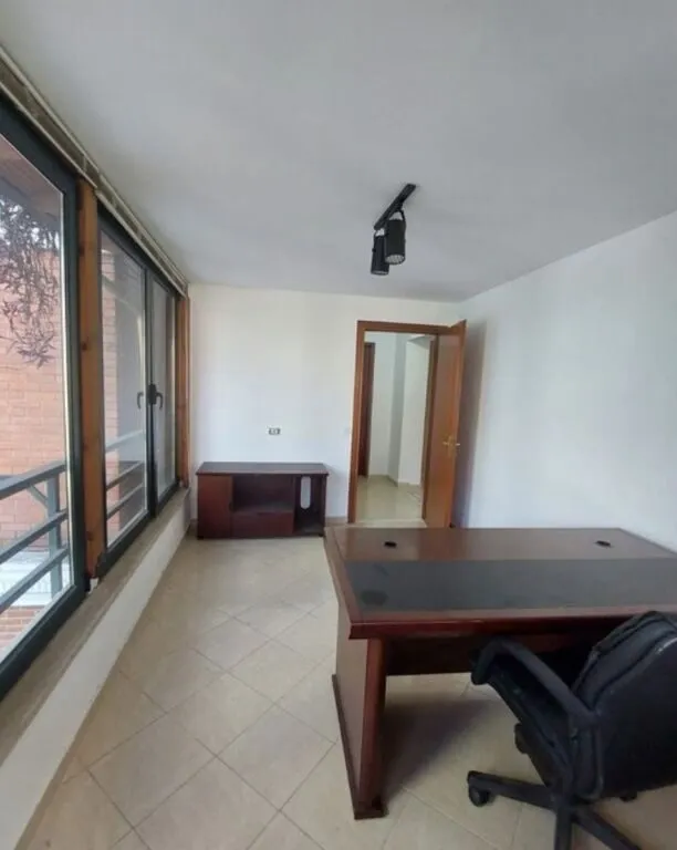 Zyrë me qera në Tiranë, 103 m². Foto 1 nga 4