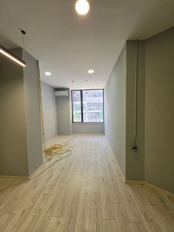 Locale commerciale in affitto a Zogu i Zi, Tirana, 31 m². Foto 1 di 1