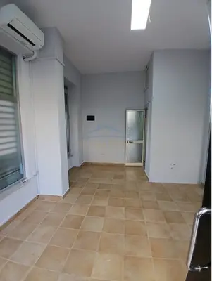 Locale commerciale in affitto a Rruga Fortuzi, Tirana, 24 m². Foto 2 di 4