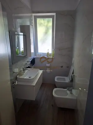 Vilë me qera në Blloku, Tiranë, 200 m². Foto 8 nga 12