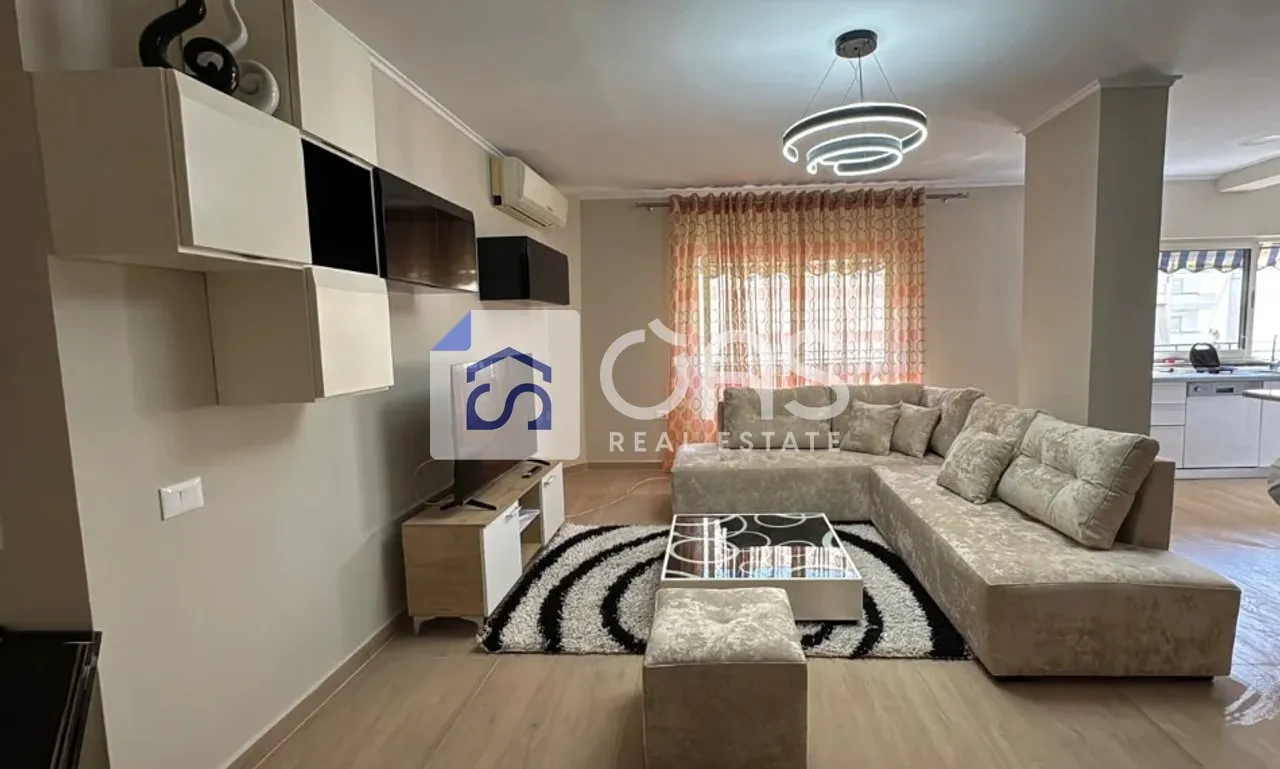 Apartament 2+1 me qera në Komuna e Parisit, Tiranë, 110 m². Foto 1 nga 6