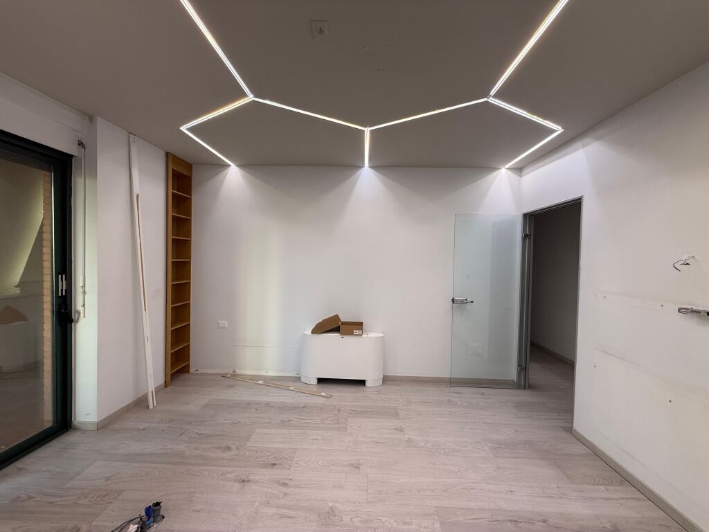 Locale commerciale in affitto a Blloku, Tirana, 135 m². Foto 1 di 3