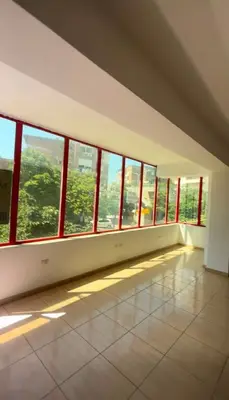 Locale commerciale in affitto a Rruga Hajredin Haxhiraj, Valona, 77 m². Foto 2 di 4