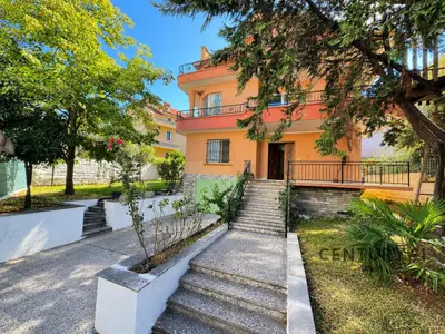 Vilë me qera në Kodra e Priftit, Tiranë, 520 m². Foto 1 nga 12
